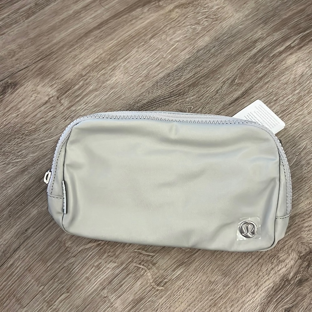Lululemon everywhere belt bag
